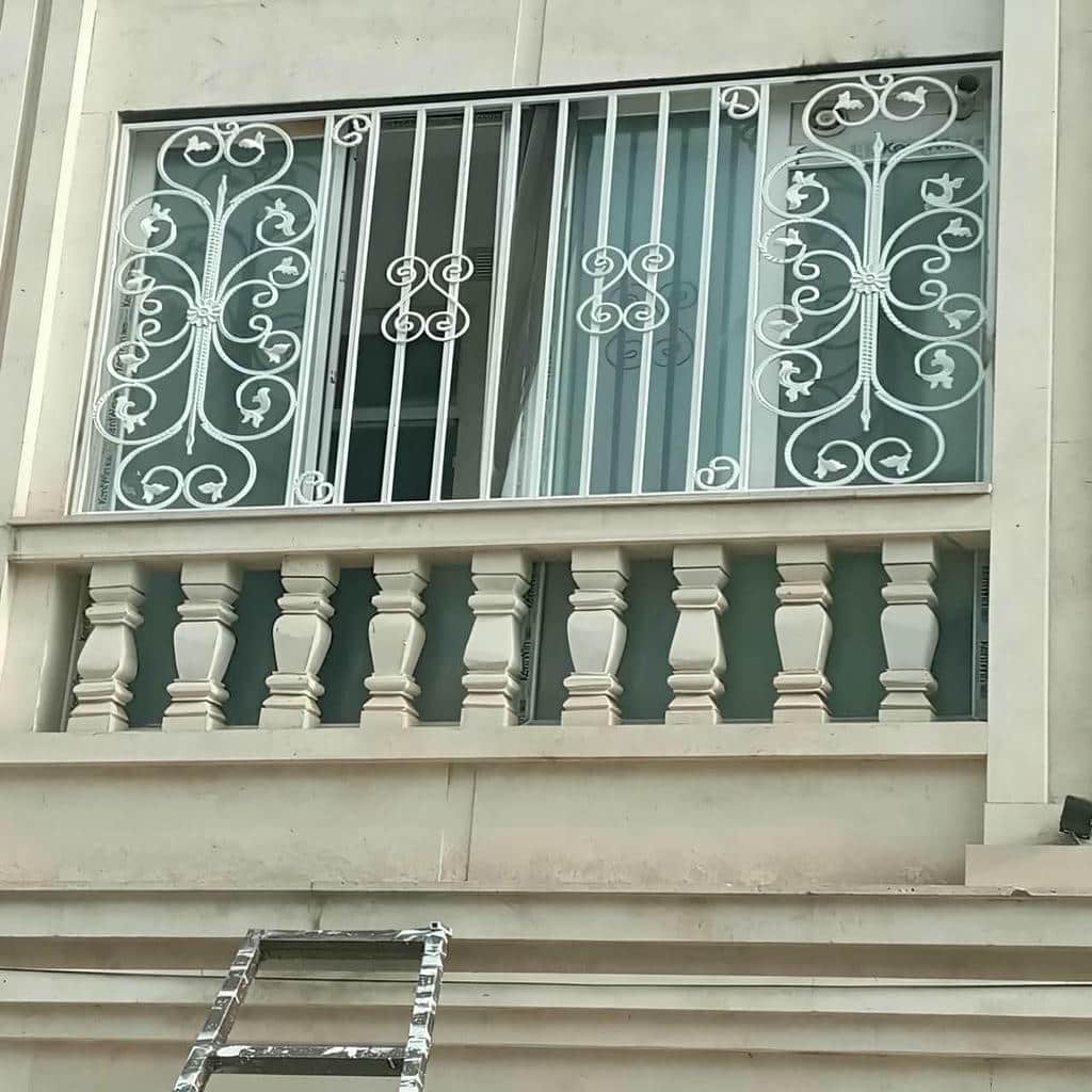سفارش حفاظ پنجره ویلایی نمای باغ با اندازه‌گیری دقیق