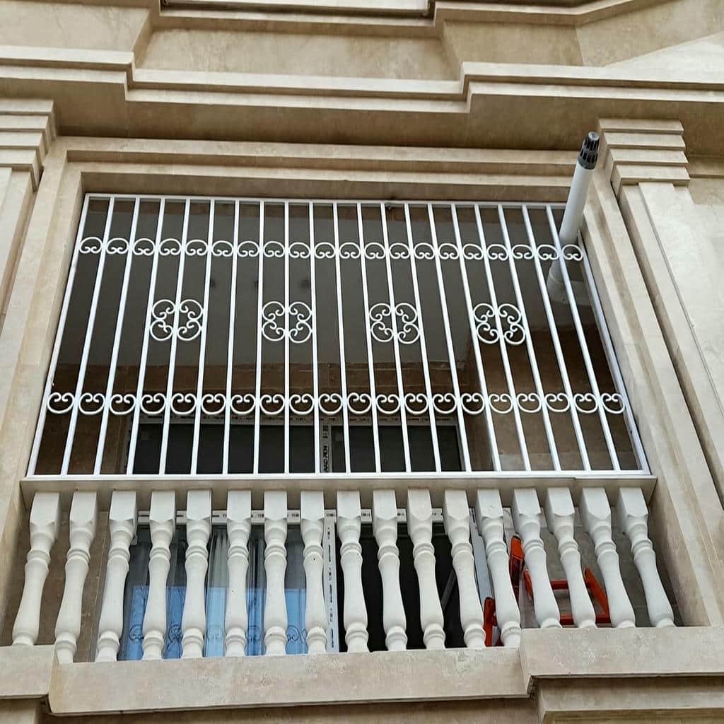 خرید حفاظ پنجره فرفورژه گل نرده با طرح متعادل و بادوام