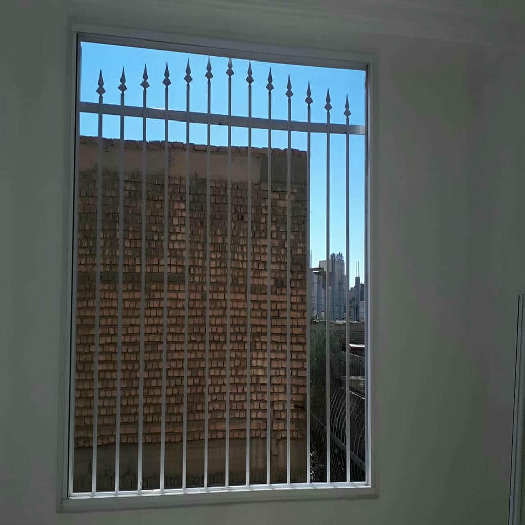 اجرای حفاظ پنجره طرح دار لیزری هماهنگ با سبک نما