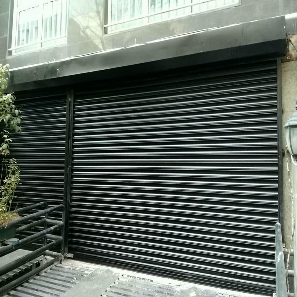 طرح کرکره برقی ضد سرقت فروشگاهی برای ورودی مغازه