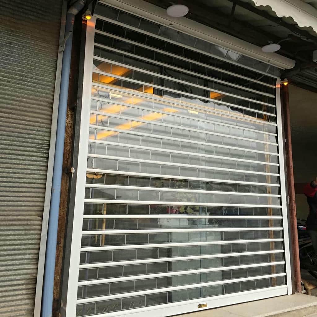 نصب کرکره برقی رنگی نمای فروشگاه با ریل تراز