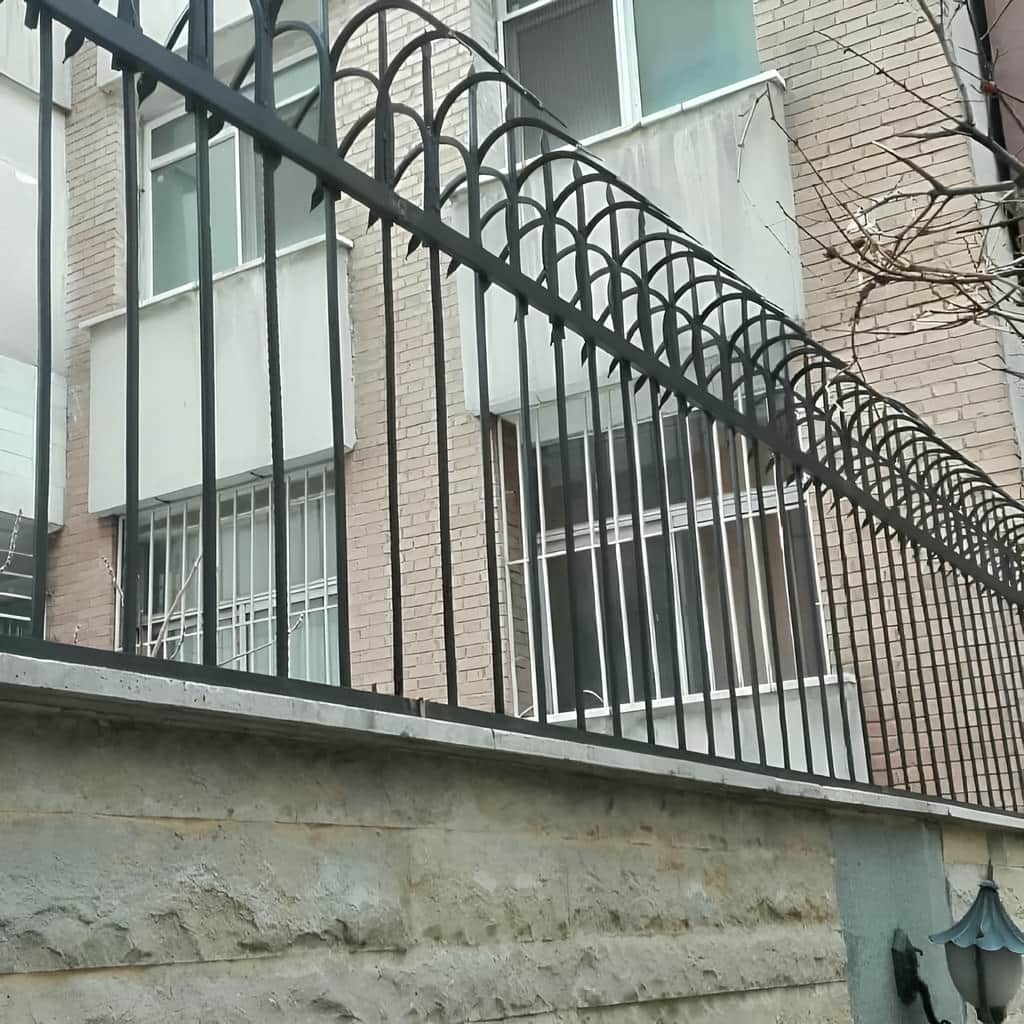 نصب حفاظ سرنیزه ای روی تاج دیوار سنگی و سیمانی