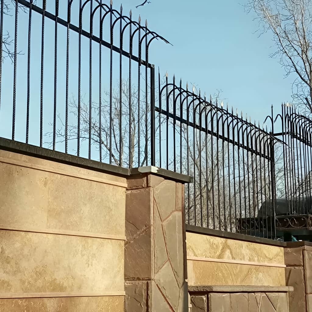 نمونه حفاظ سرنیزه ای برای دیوار حیاط با ظاهر کلاسیک