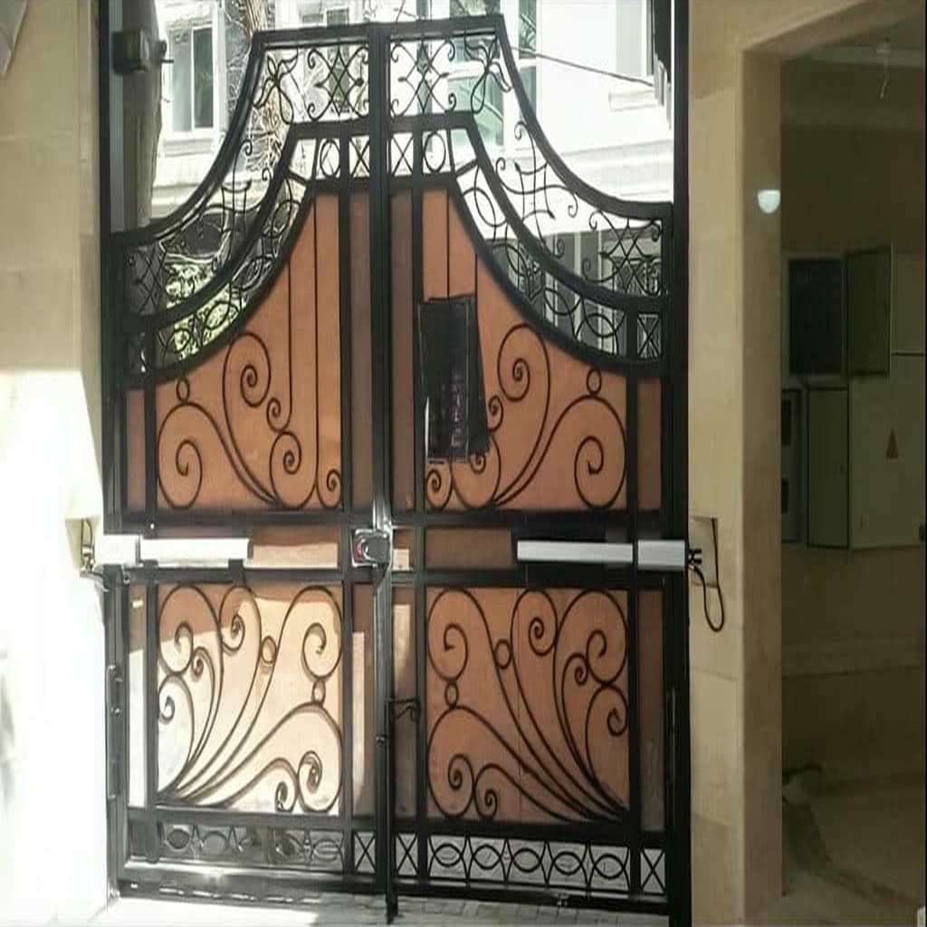 اجرای درب پارکینگ جک دار بازویی با پایه تراز