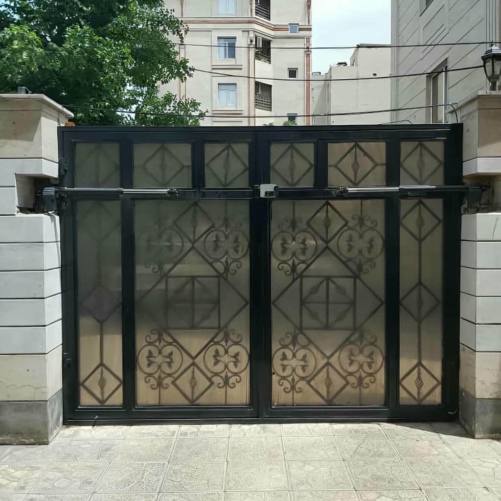 نصب درب پارکینگ جک دار بازویی روی درب دو لنگه