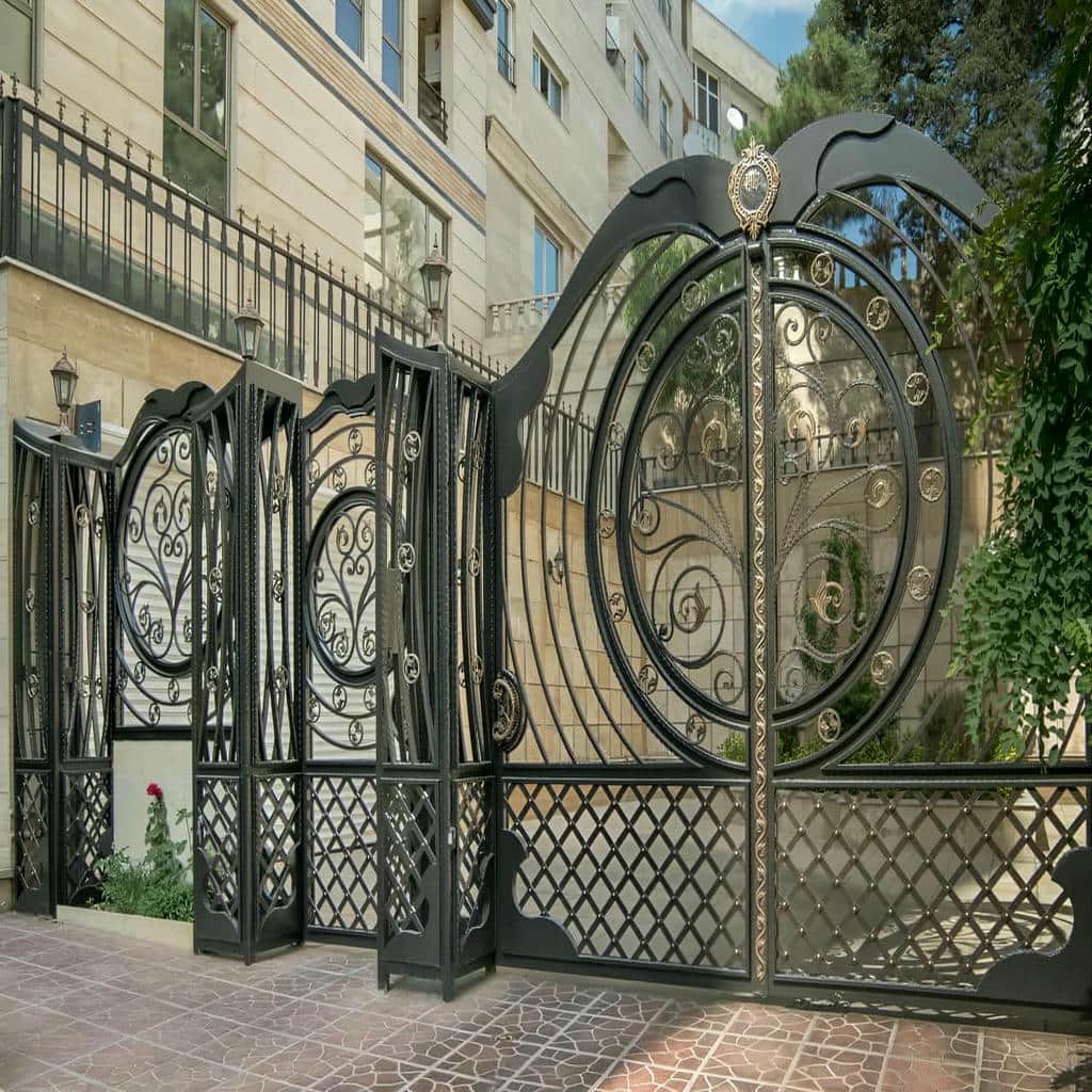 درب ویلایی طرح چوب فلزی با پنل عمودی و پشت‌بند دقیق