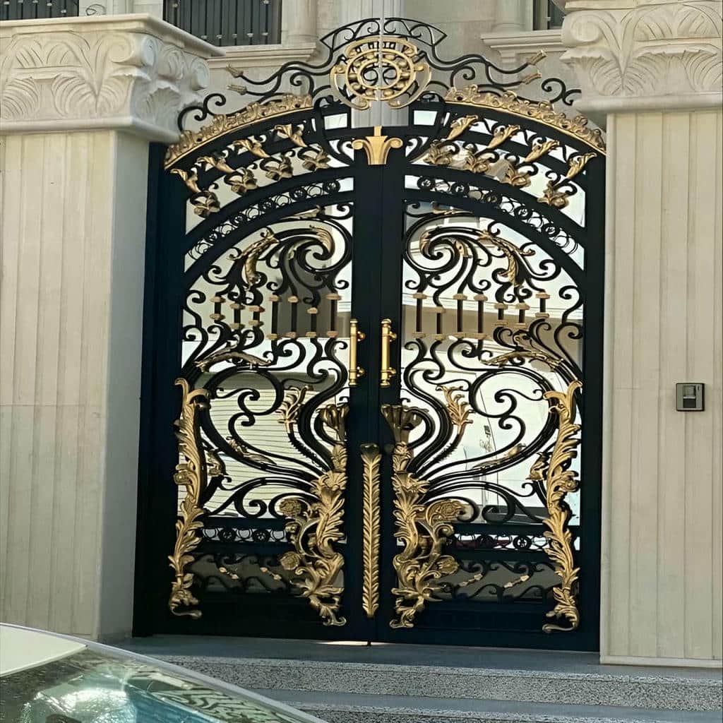 درب ورودی ساختمان آهنی دو لنگه با فریم مقاوم و ساختار متقارن