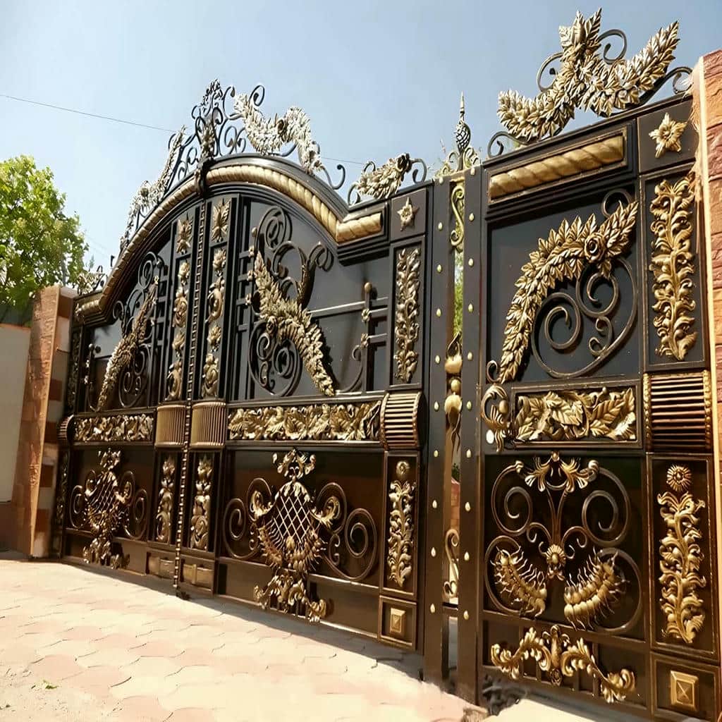 درب حیاط قاب فلزی متقارن با تقسیم‌بندی منظم لنگه