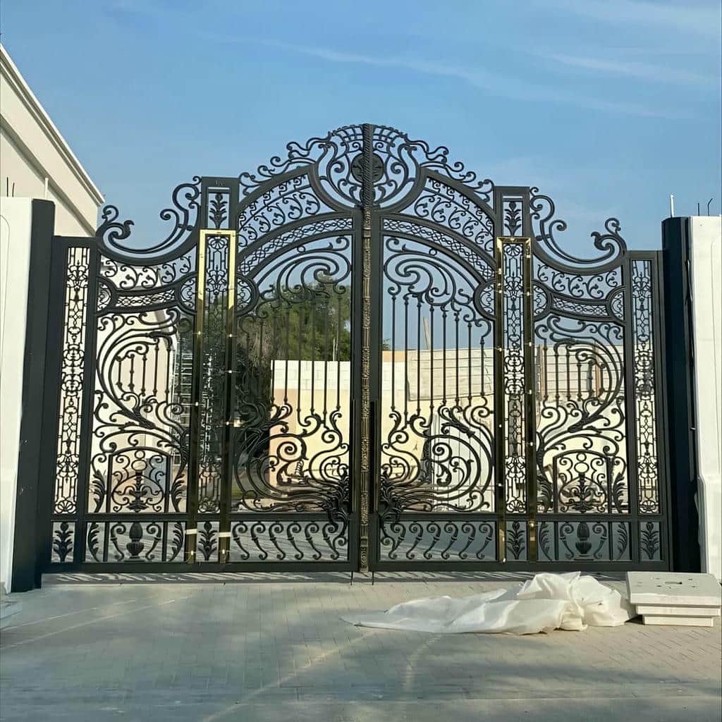 خرید درب پارکینگ مدرن پنل مشبک با ساختار فنی مقاوم