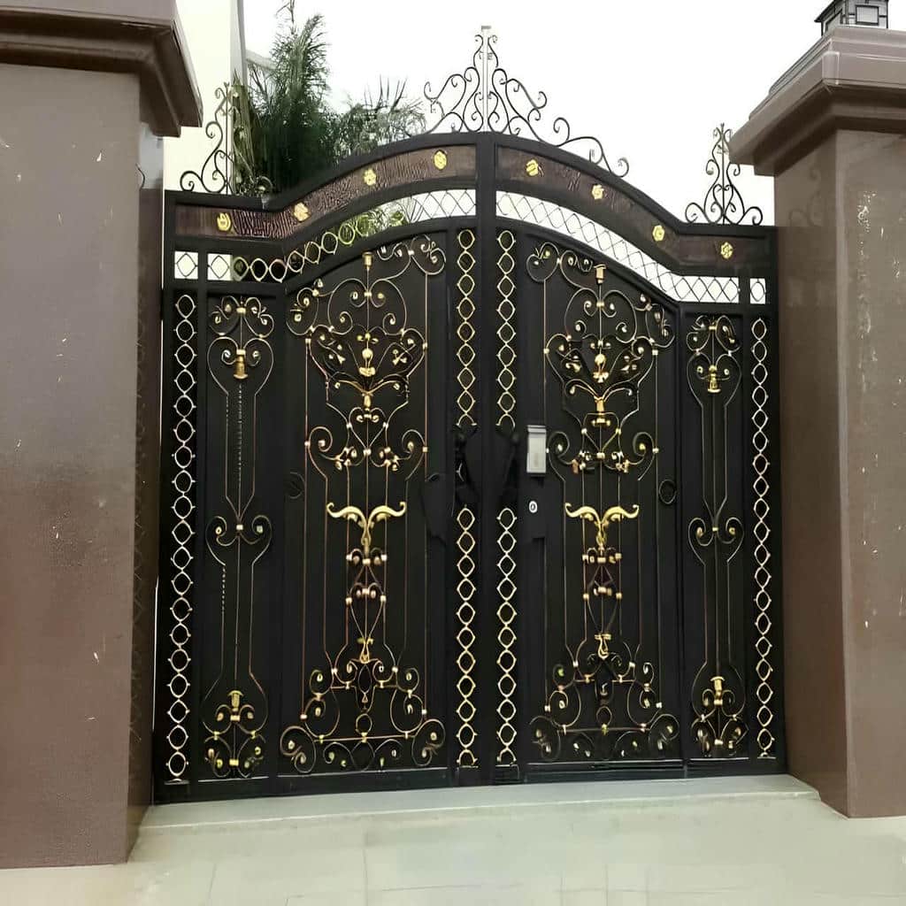 نصب درب حیاط ویلایی قوسی با ستون شاقول و لولای هم‌محور