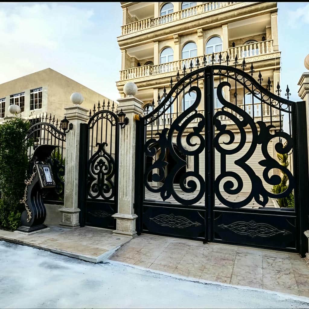 درب حیاط کتیبه دار مشبک با سطح بادگیر کنترل‌شده