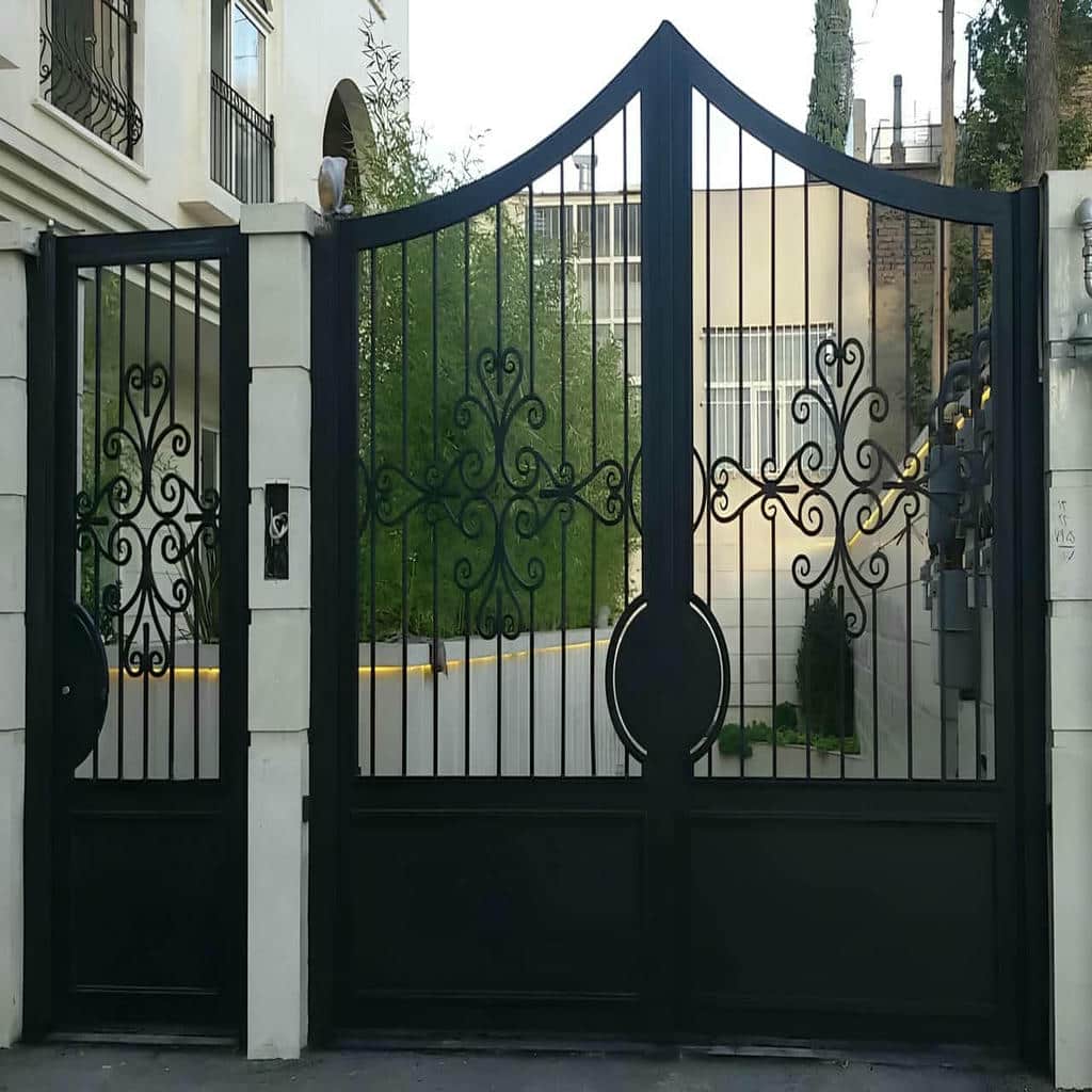 اجرای درب ویلایی لولایی حیاط بزرگ با تنظیم استاپ