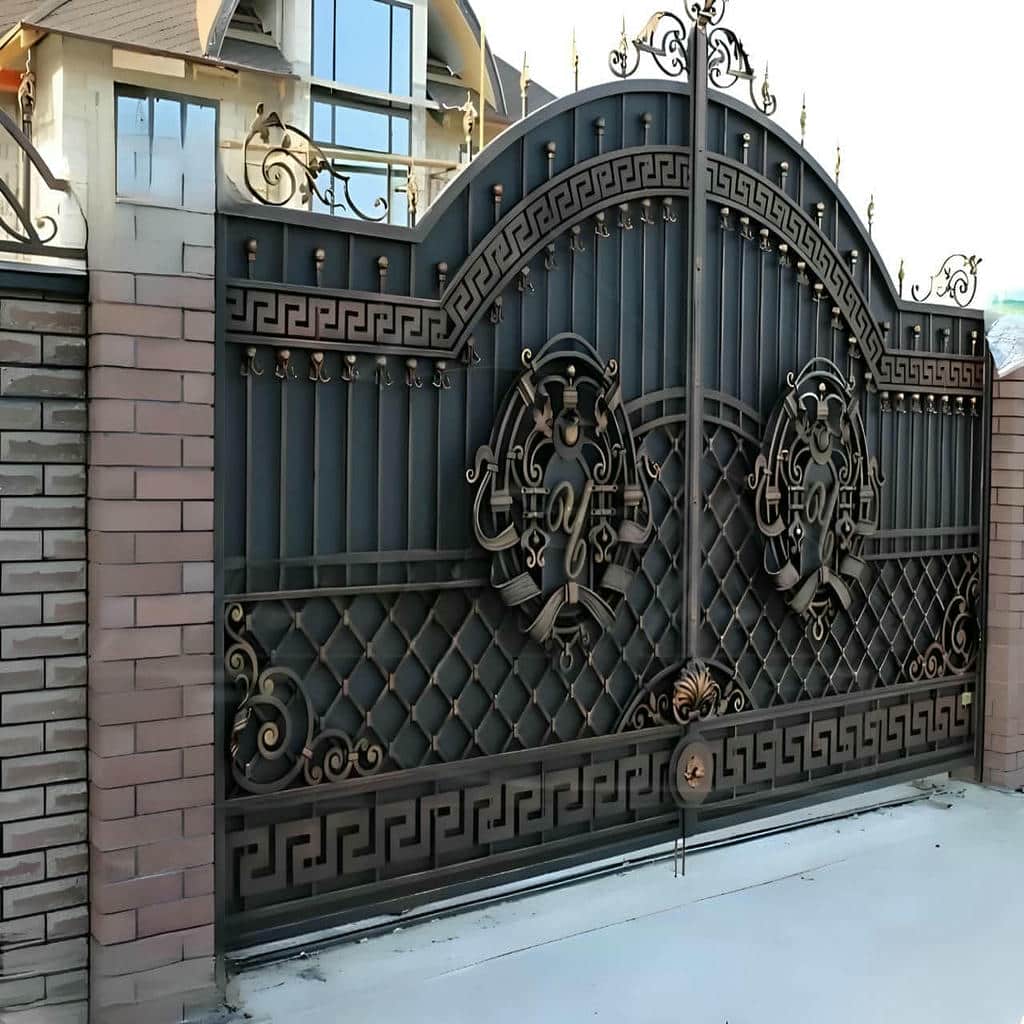 سفارش درب حیاط طرح چوب فلزی با بافت چوب و فریم تقویت‌شده