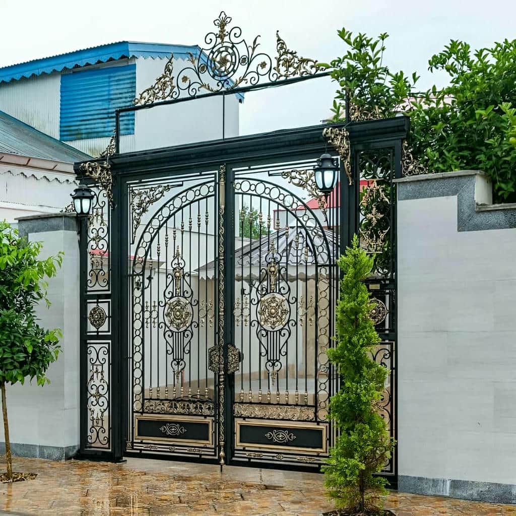 درب پارکینگ ویلایی دو لنگه پنلی با سطح بادخور کنترل شده