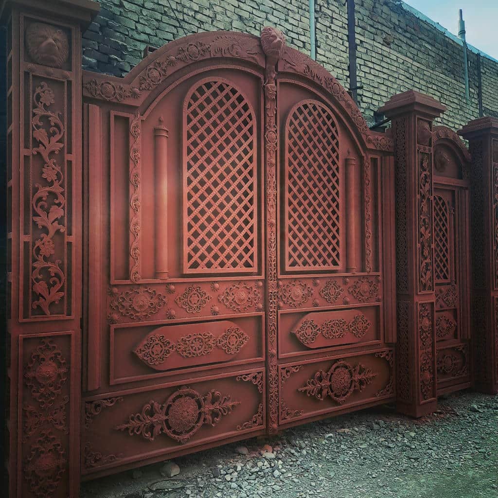 قیمت درب حیاط طرح چوب فلزی وابسته به متریال و نوع پوشش