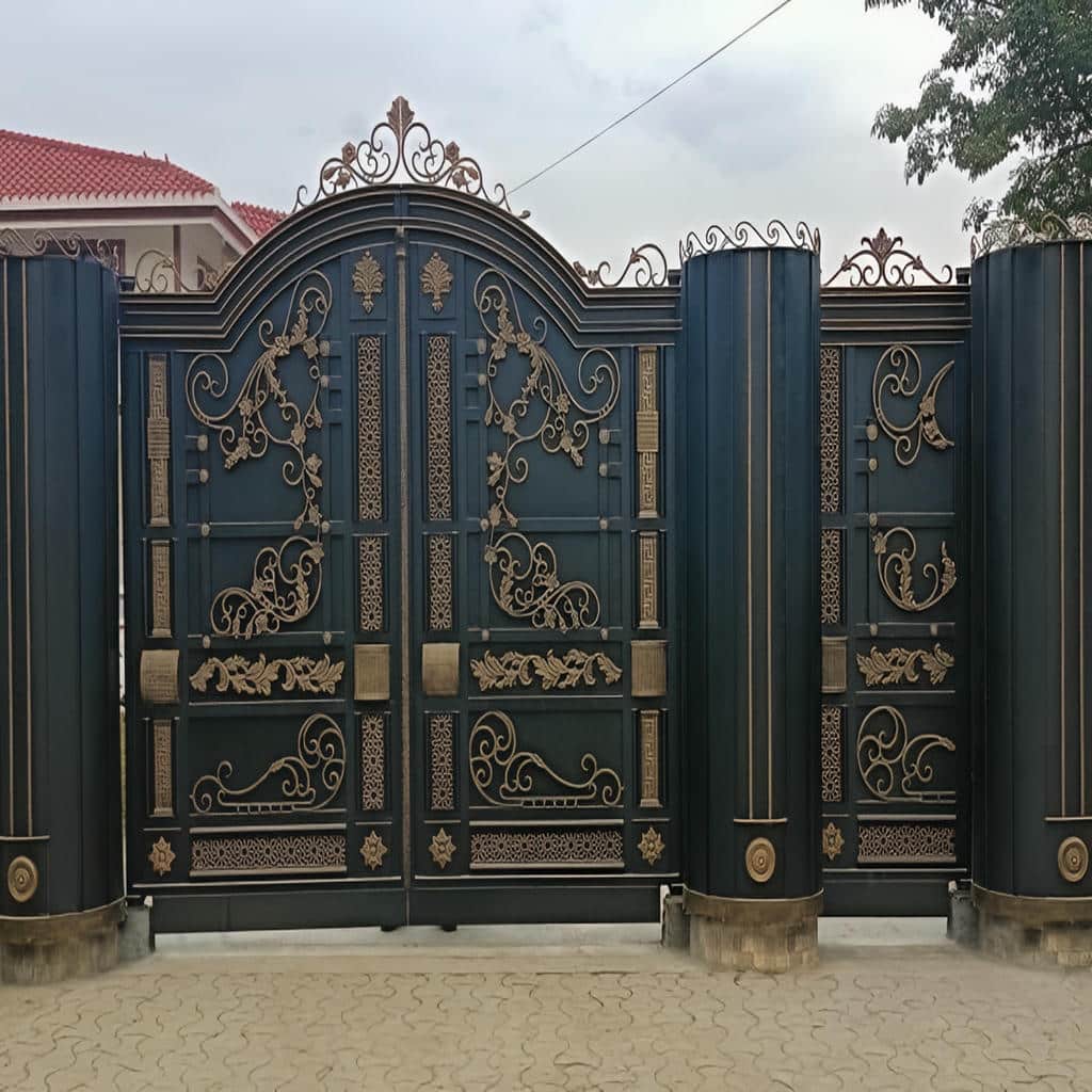 نصب درب آهنی باغ ماشین رو با چهارچوب شاقول و لولای متناسب