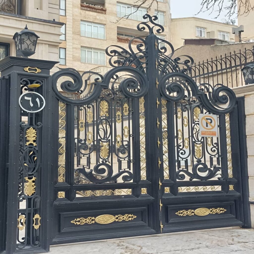 درب پارکینگ ویلایی دو لنگه مشبک با وزن متعادل