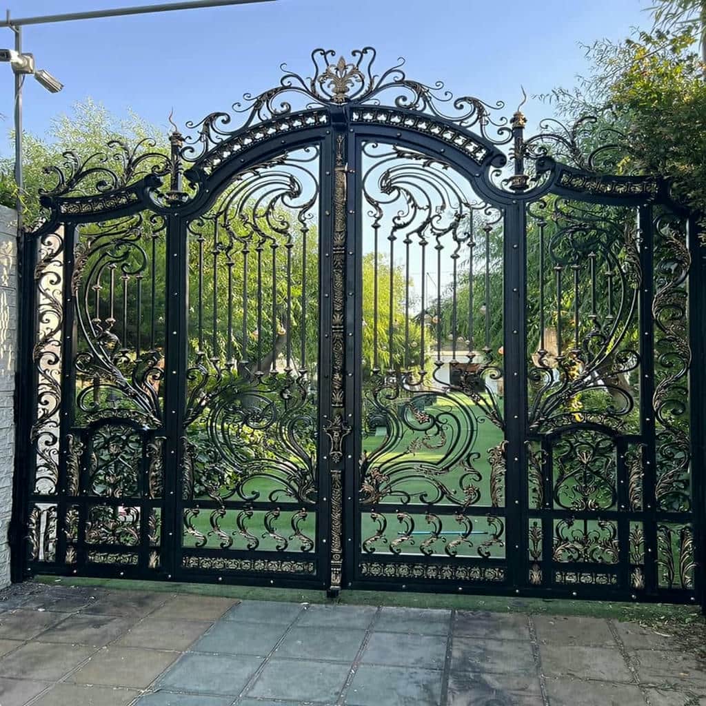 ساخت درب پارکینگ کشویی محوطه با طرح فرفورژه