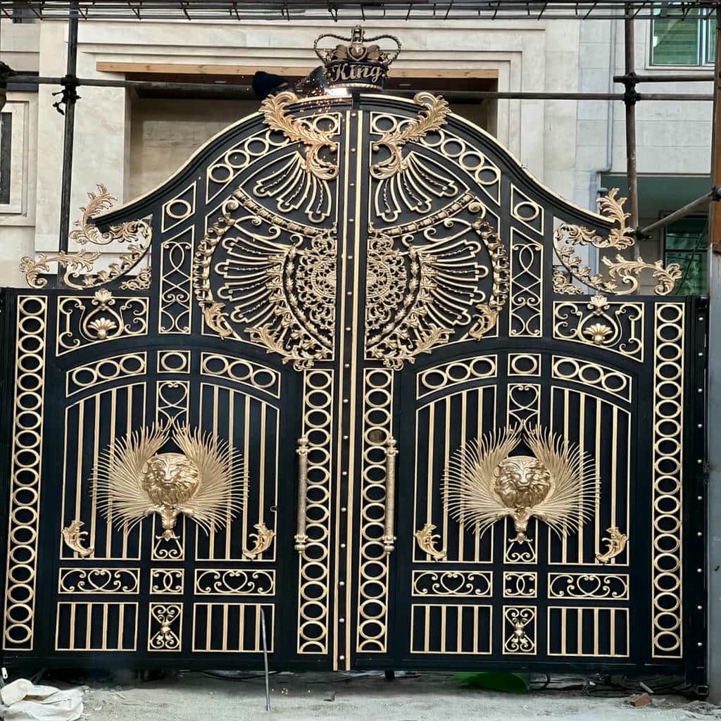 نصب درب آهنی ساده قاب دار با چهارچوب تراز و شاقول