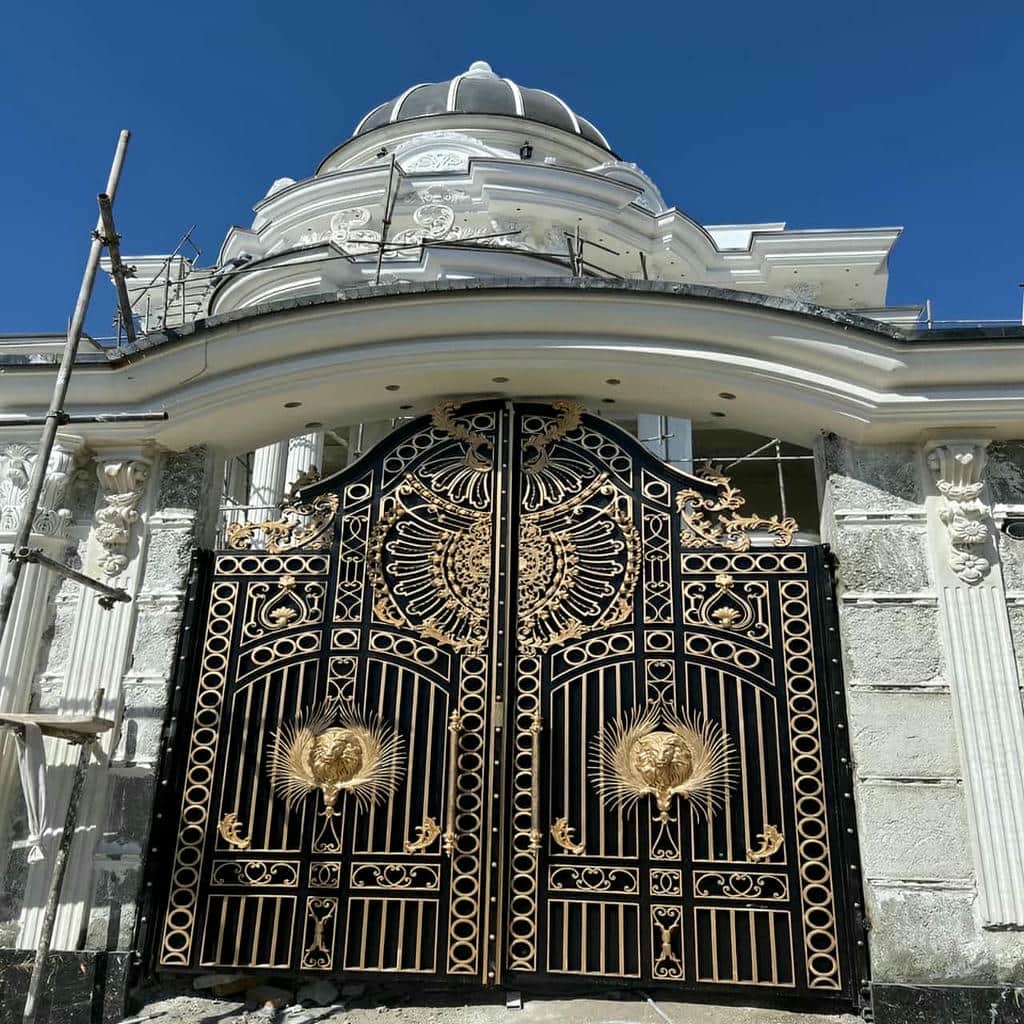 نصب درب حیاط کشویی ریل زمینی با تنظیم دقیق راهنمای بالایی
