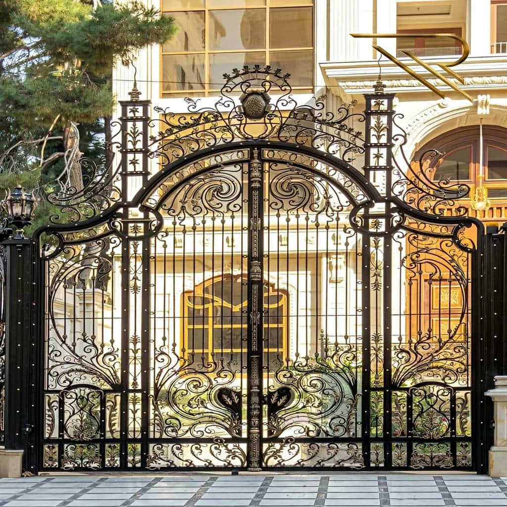 درب حیاط ویلایی قوسی فرفورژه با توزیع مناسب وزن