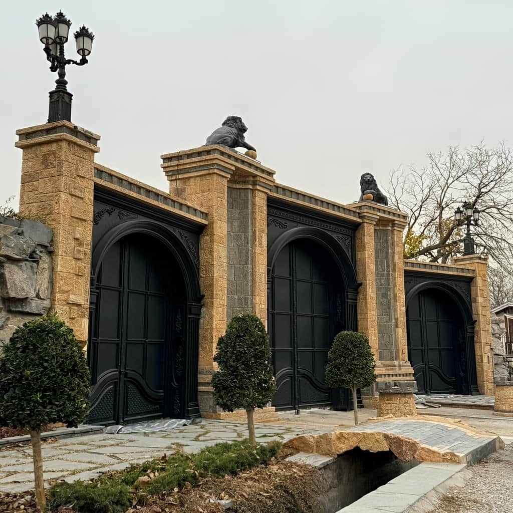 سفارش درب پارکینگ حیاط لولایی با طرح پنلی