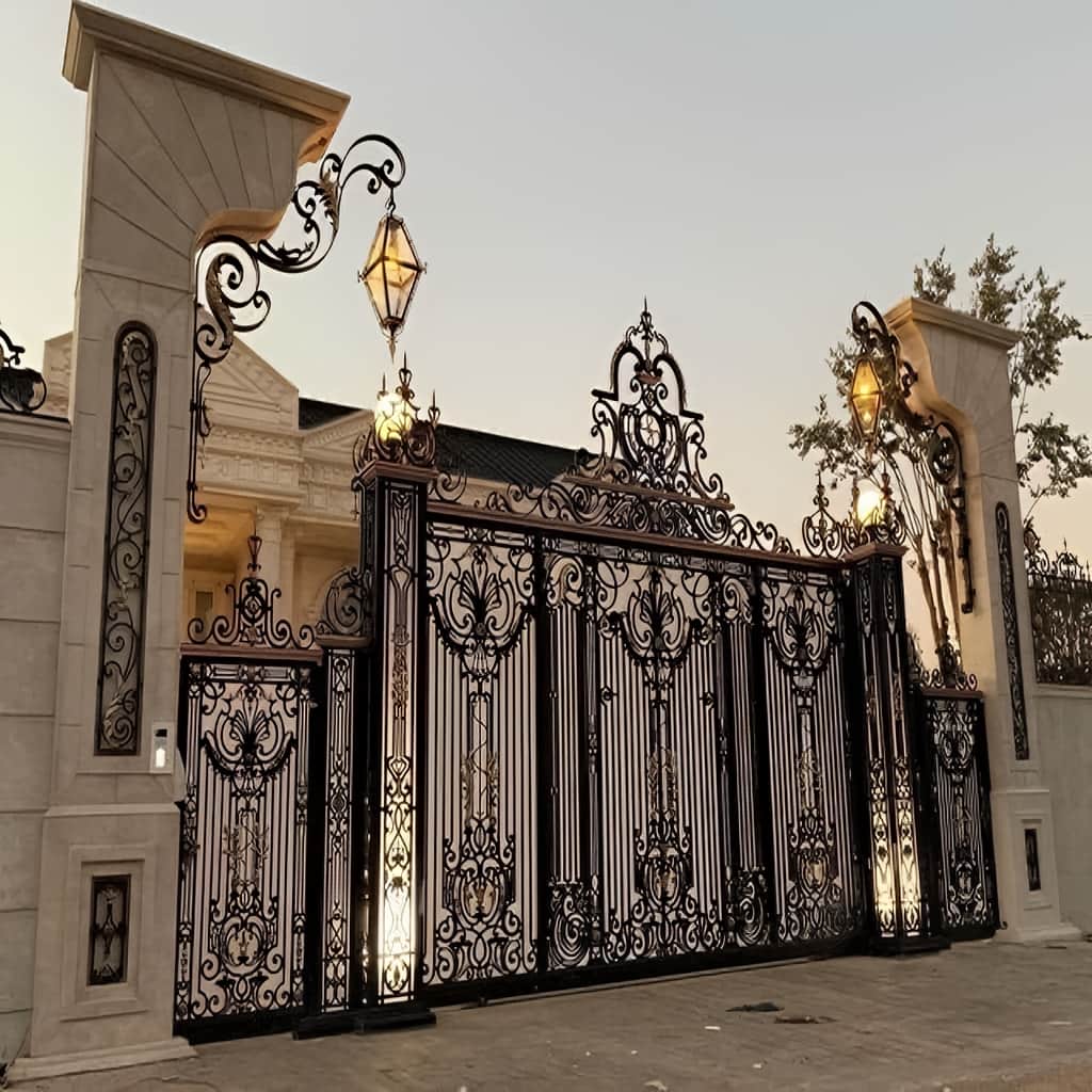 نصب درب باغ آهنی قوسی با چهارچوب شاقول و فاصله یکنواخت
