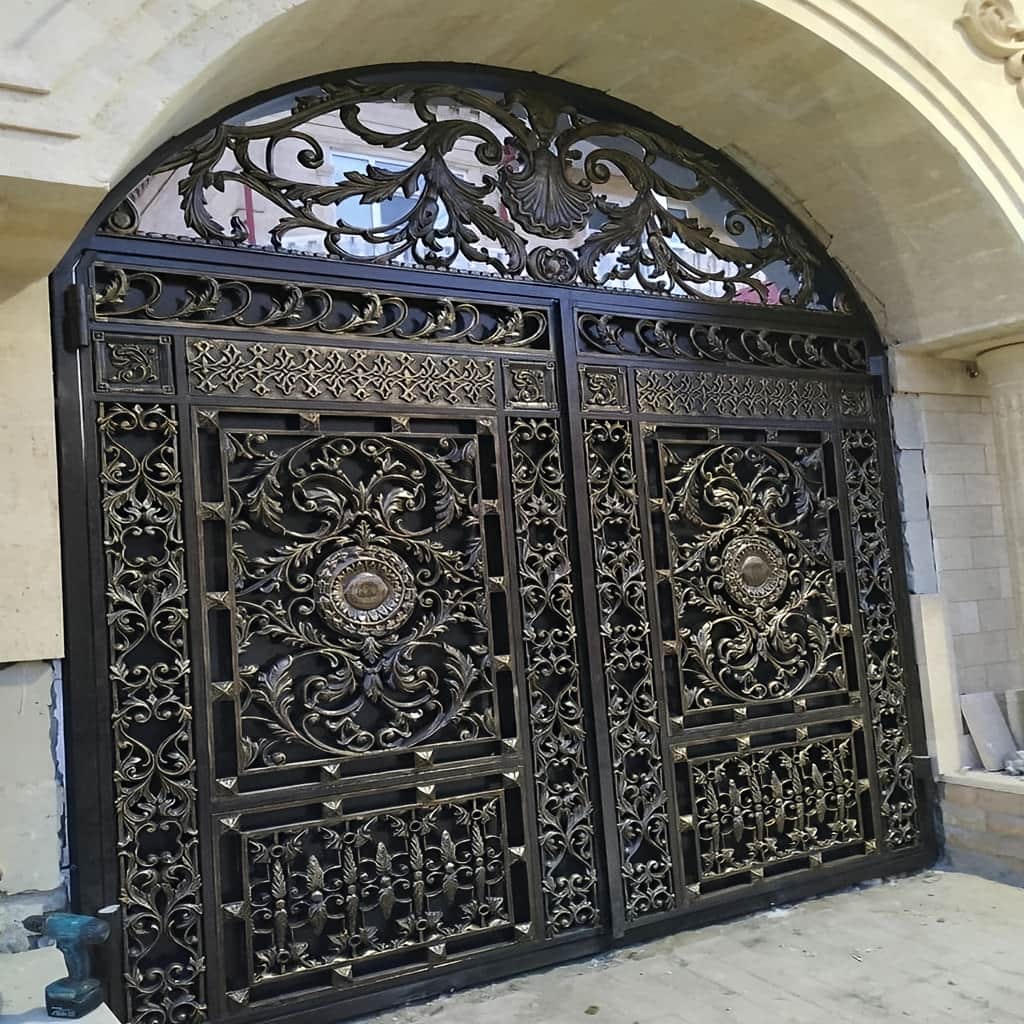 سفارش درب آهنی حیاط طرح مدرن با اندازه‌گیری دقیق دهانه