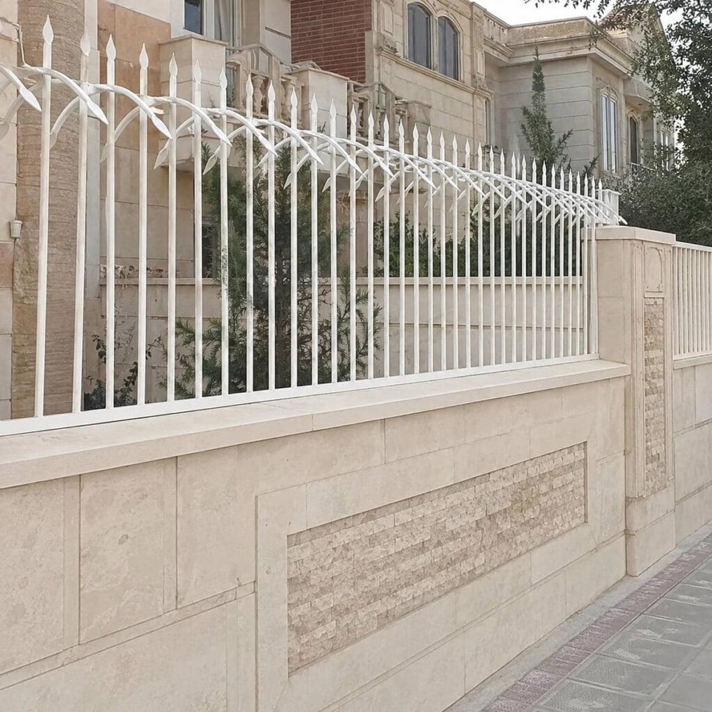 حفاظ دیوار ویلایی مدرن طرح نیزه با پروفیل مقاوم و ظاهر منظم