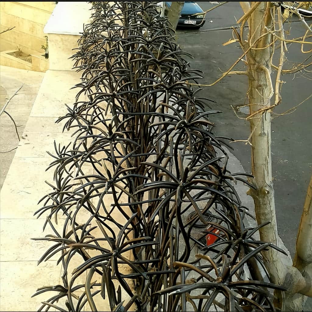 نرده روی دیوار فلزی