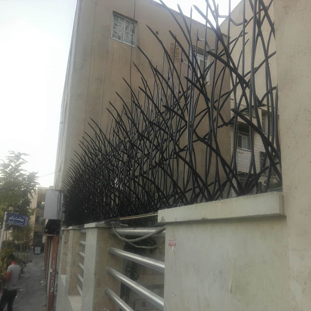 نرده روی دیوار نیزار