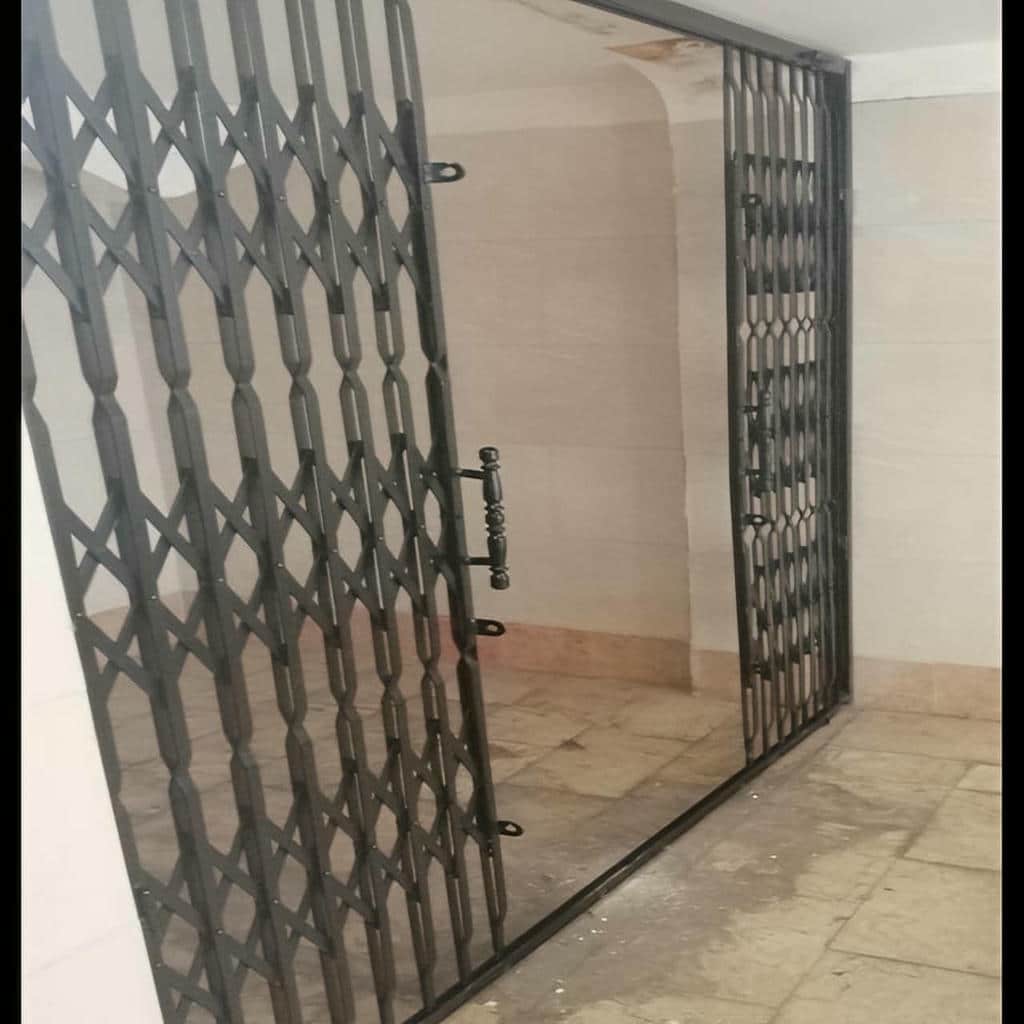 درب آکاردئونی آپارتمان بازسازی شده