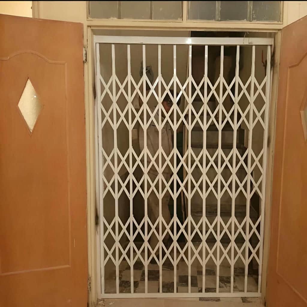 نرده آکاردئونی فلزی ورودی ساختمان
