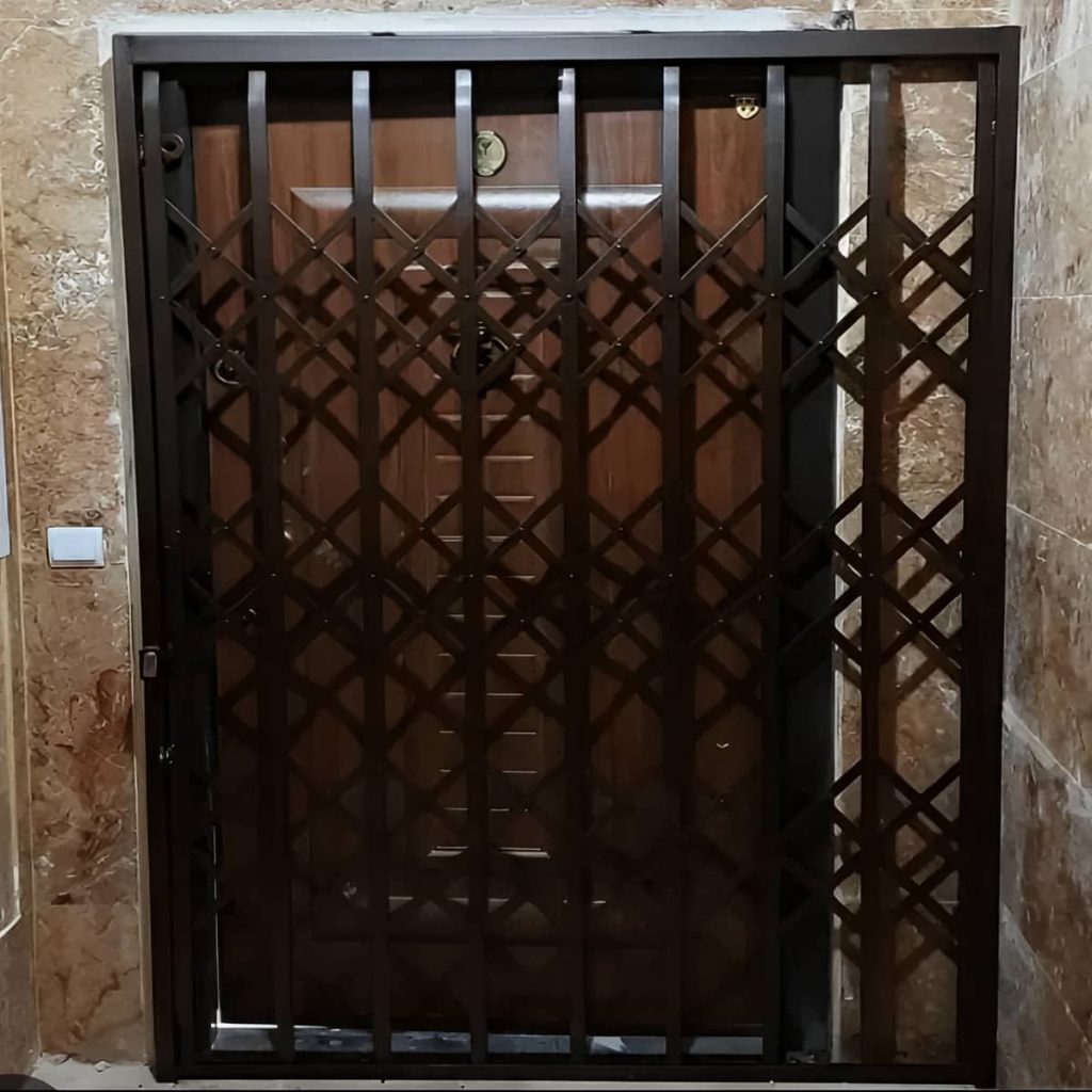 درب آکاردئونی فضای پرتردد