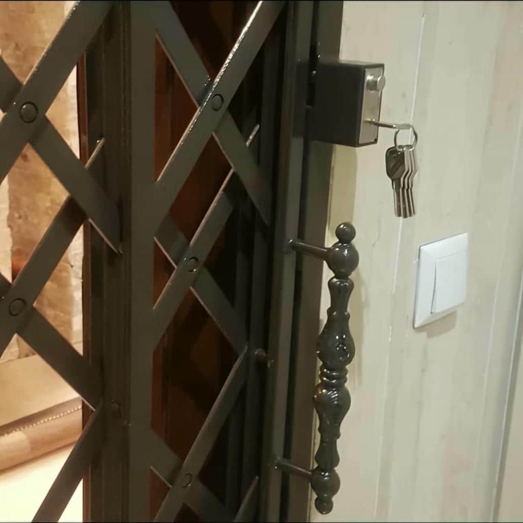 حفاظ آکاردئونی مقاوم ورودی ساختمان