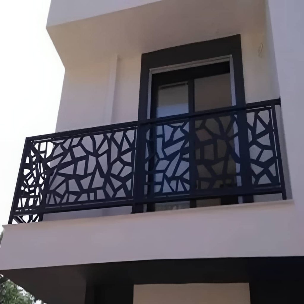 حفاظ بالکن کلاسیک فلزی