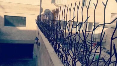 نرده آهنی روی دیوار فلزی