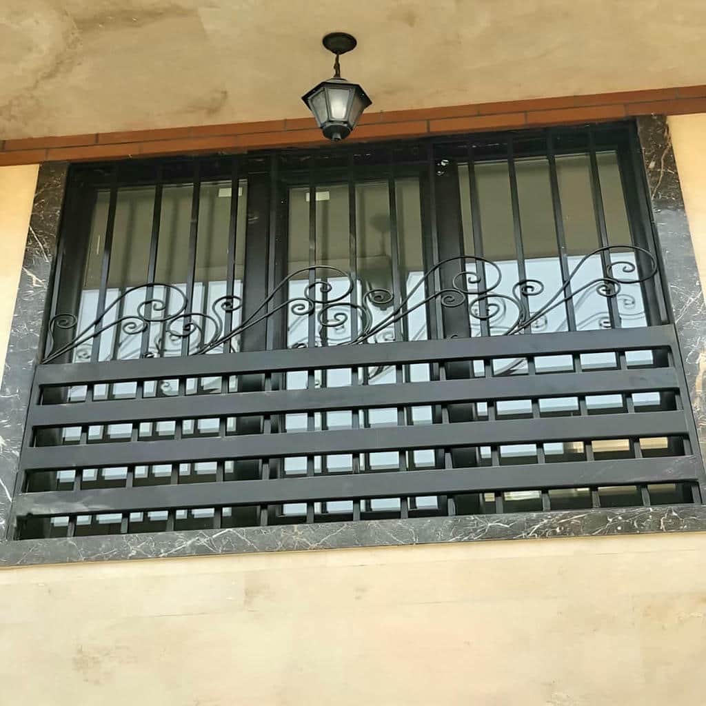نرده پنجره آهنی ویلا با طرح ساده