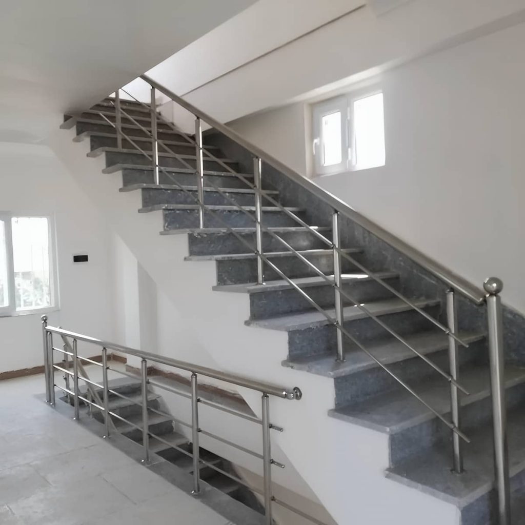 نرده تراس با طراحی ساده