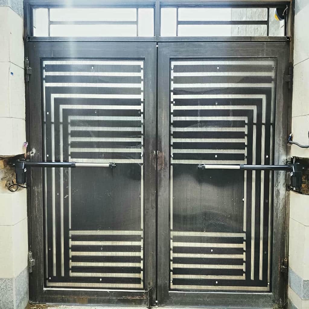 جک پارکینگی ریلی در فضای پارکینگ مدرن