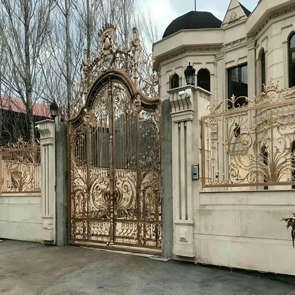 درب فلزی هماهنگ با نما