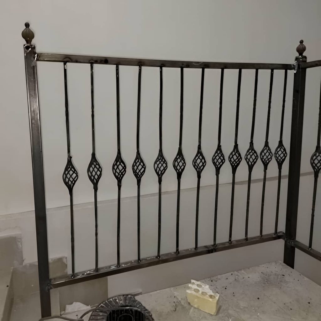 نرده بالکن آپارتمان سفید