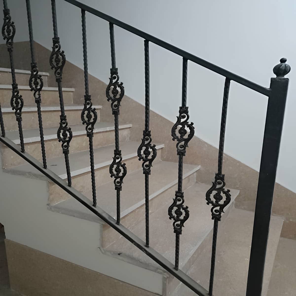 مرکز تخصصی عرضه نرده فرفورژه بالکن برای انتخاب بین مدل ایرانی و خارجی