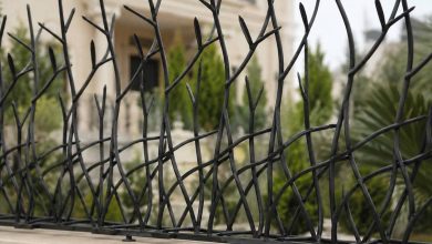 حفاظ روی دیوار حیاط فلزی