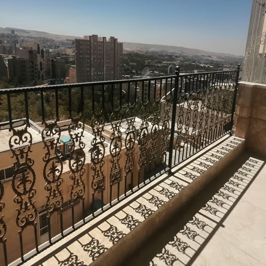 حفاظ بالکن فلزی با طراحی ساده