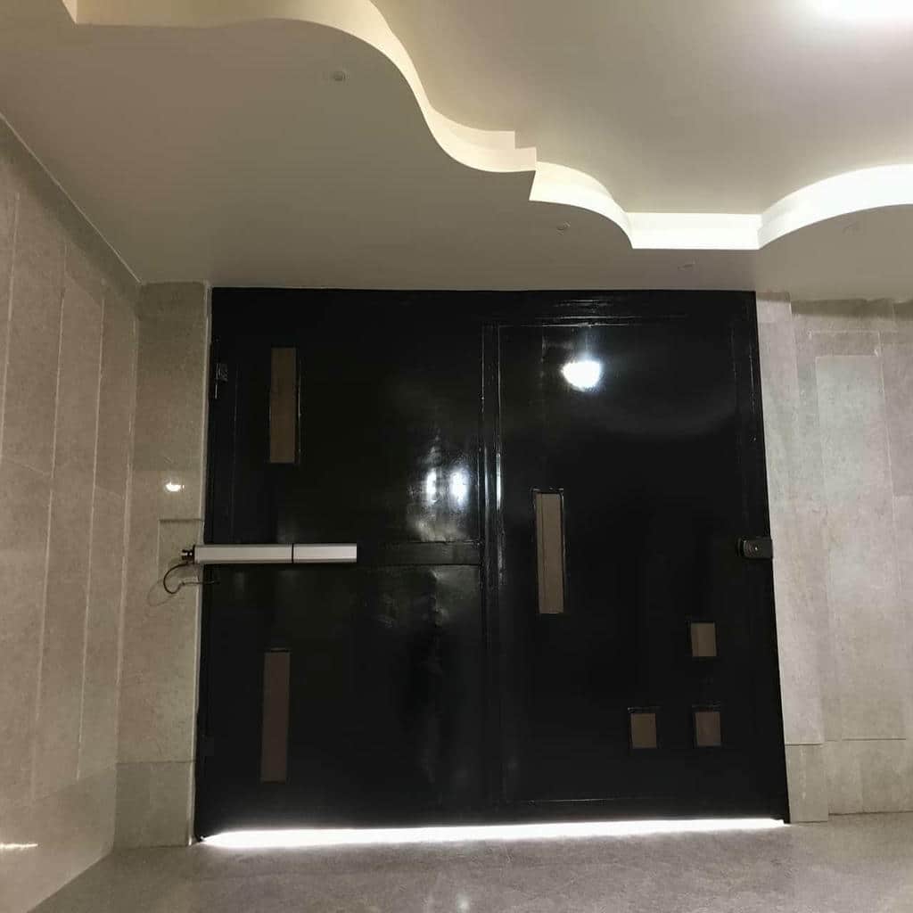 بازدید کارشناس از حیاط کم عرض مشهد