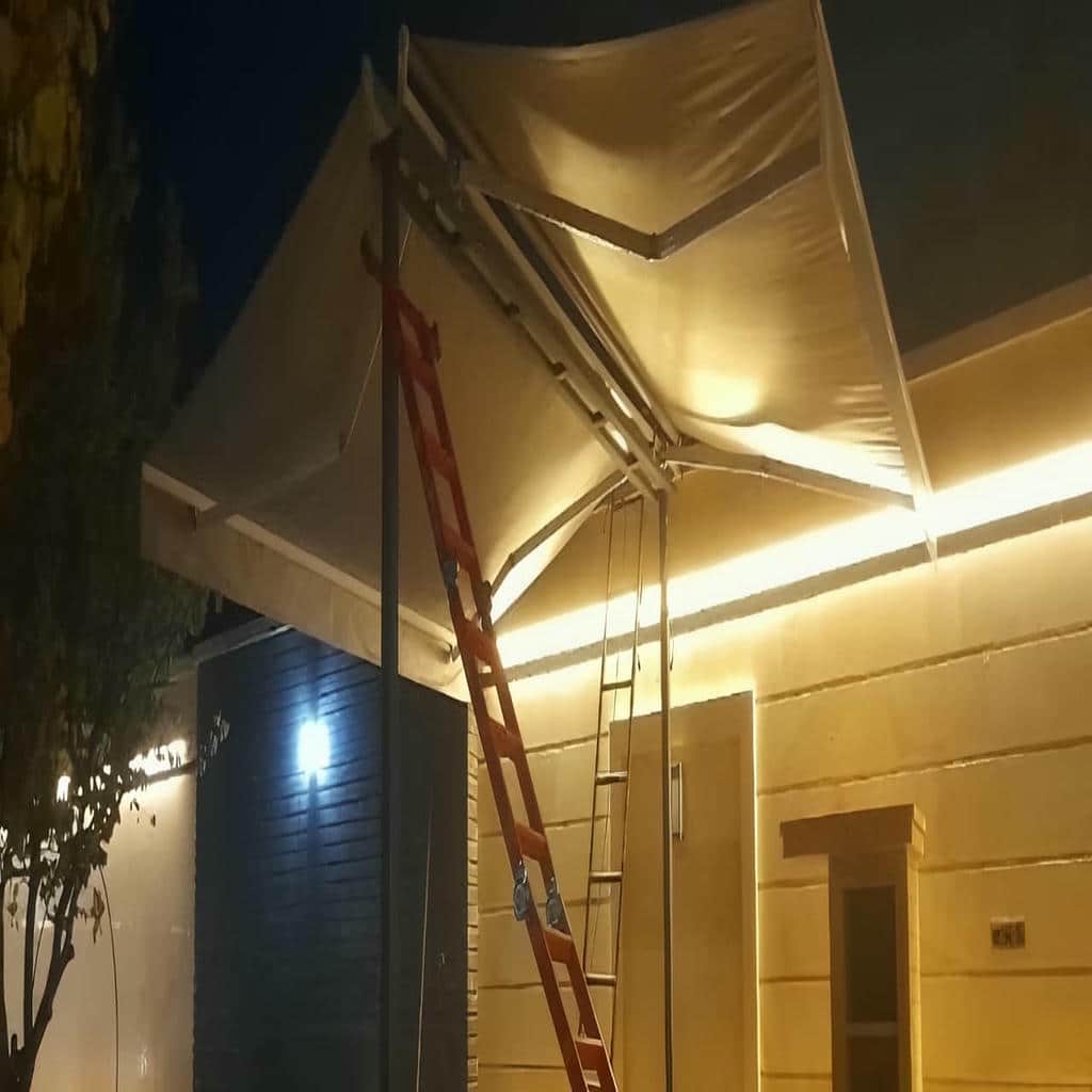 بازوهای مفصلی مشکی کنار ستون سنگی