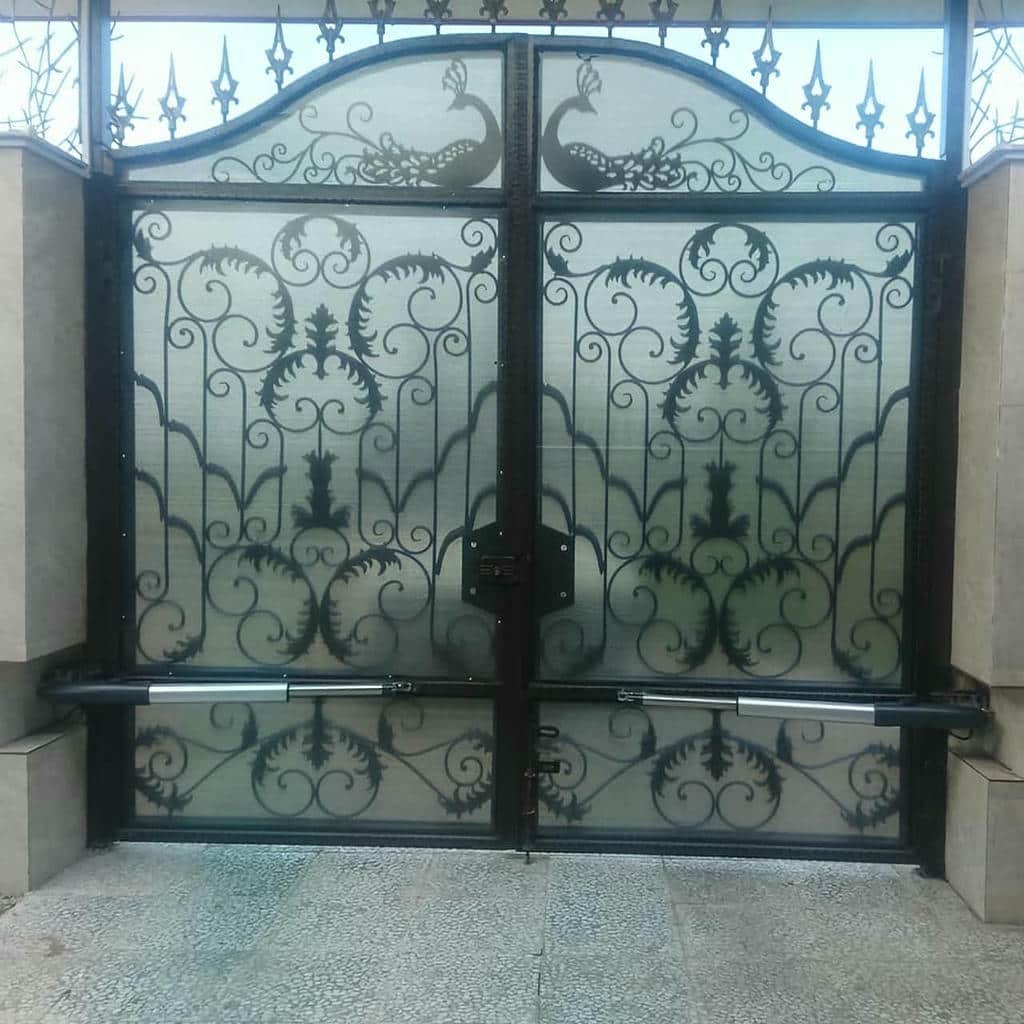 بازوی اتوماتیک مشکی روی درب دولنگه سنگین