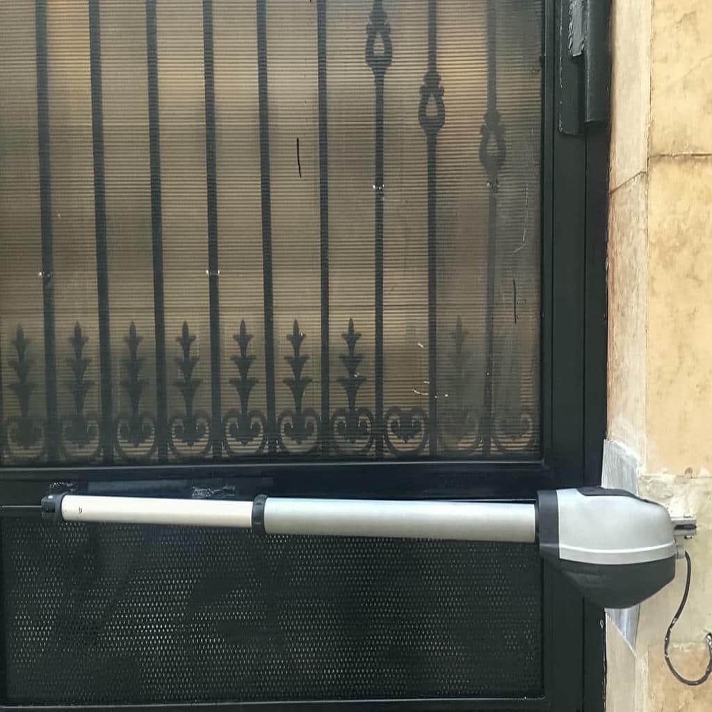 بازوی برقی نقره ای کنار محل تخلیه وانت