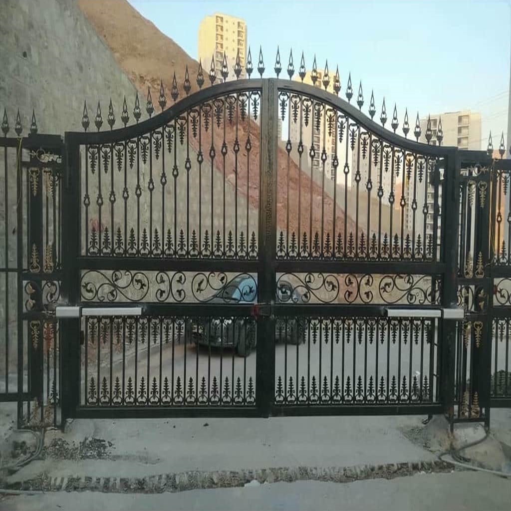 بازوی مشکی روی لنگه فولادی مجتمع مسکونی